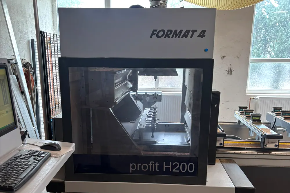 CNC-Bearbeitungszentrum Format4 profit H200 mit Steuer-PC in der Werkstatt von astkern